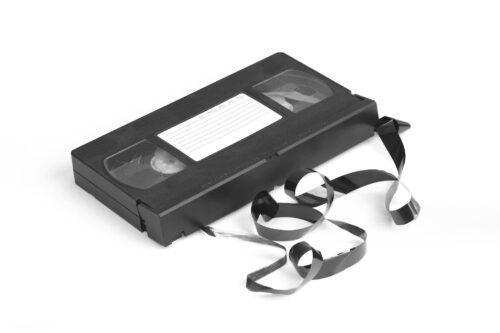 Videocassetta VHS danneggiata in fase di riparazione.